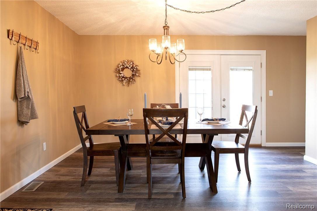 9853 Hilton Road Brighton, MI 48114 - Photo 9 of 20 Dining Room