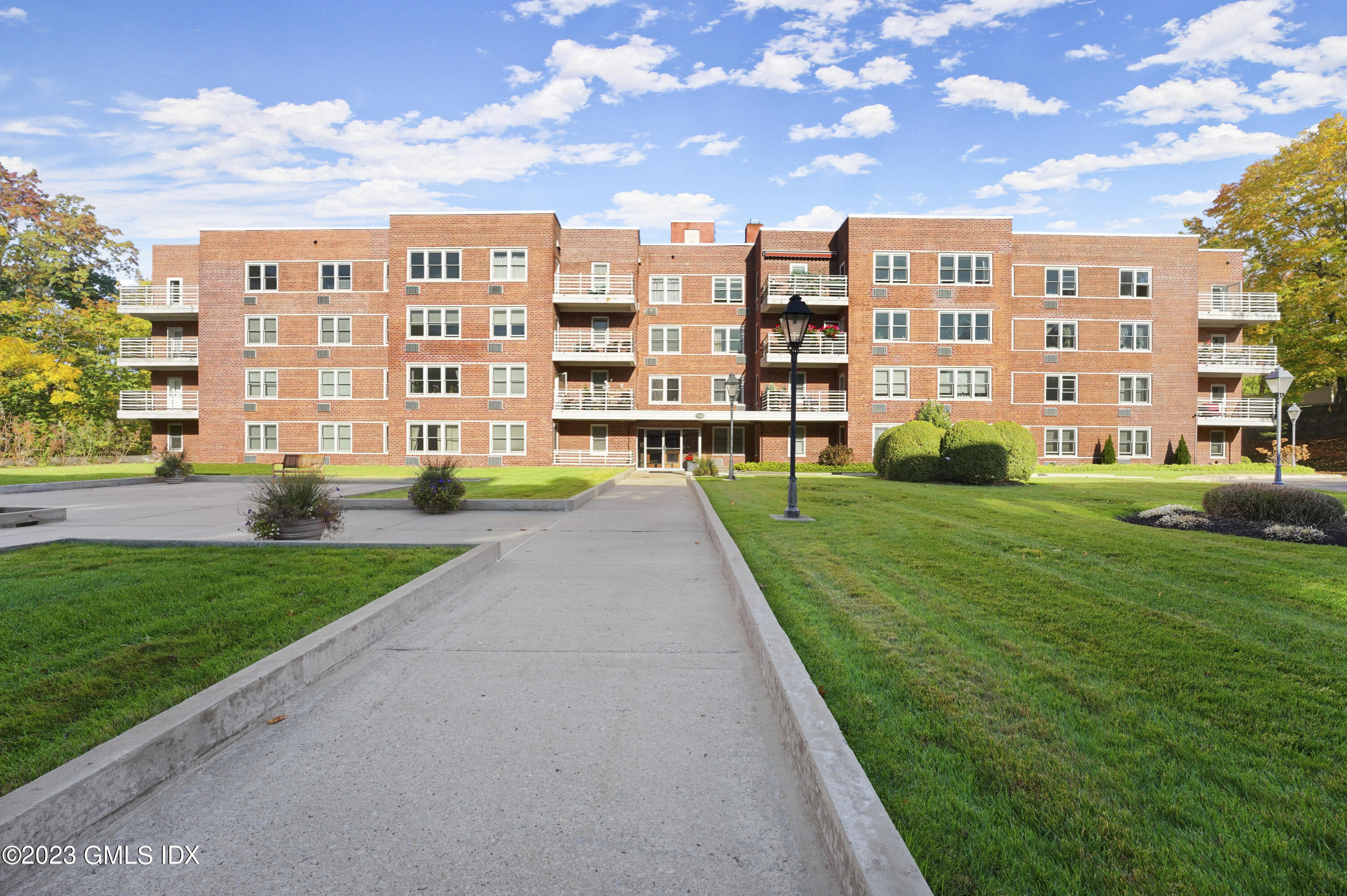 52 Lafayette Place, Unit 1F Greenwich, CT 06830 - Photo 8 of 10 a front view of building with yard