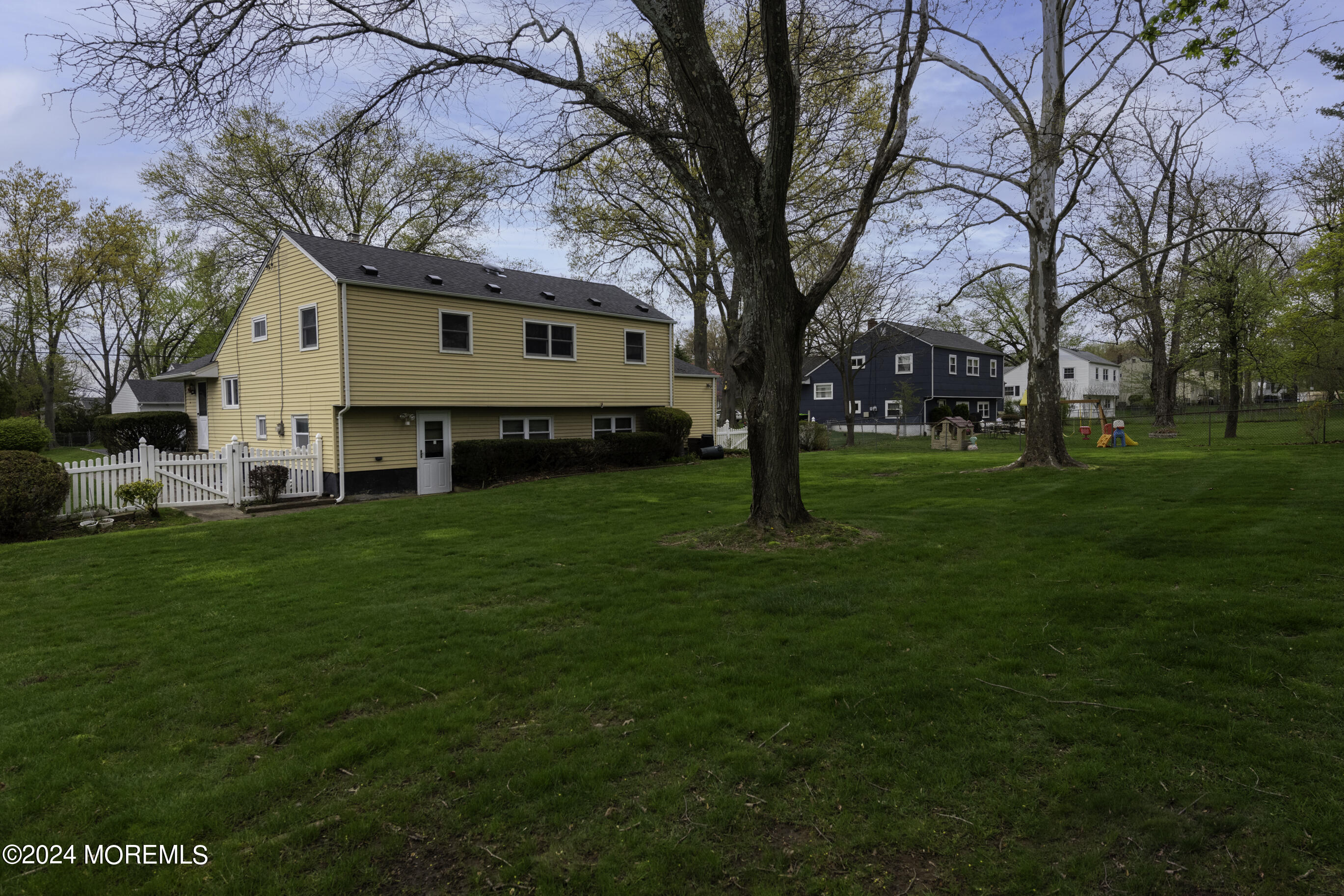 6 Mayfair Road Holmdel, NJ 07733 - Photo 3 of 18 6 Mayfair-23
