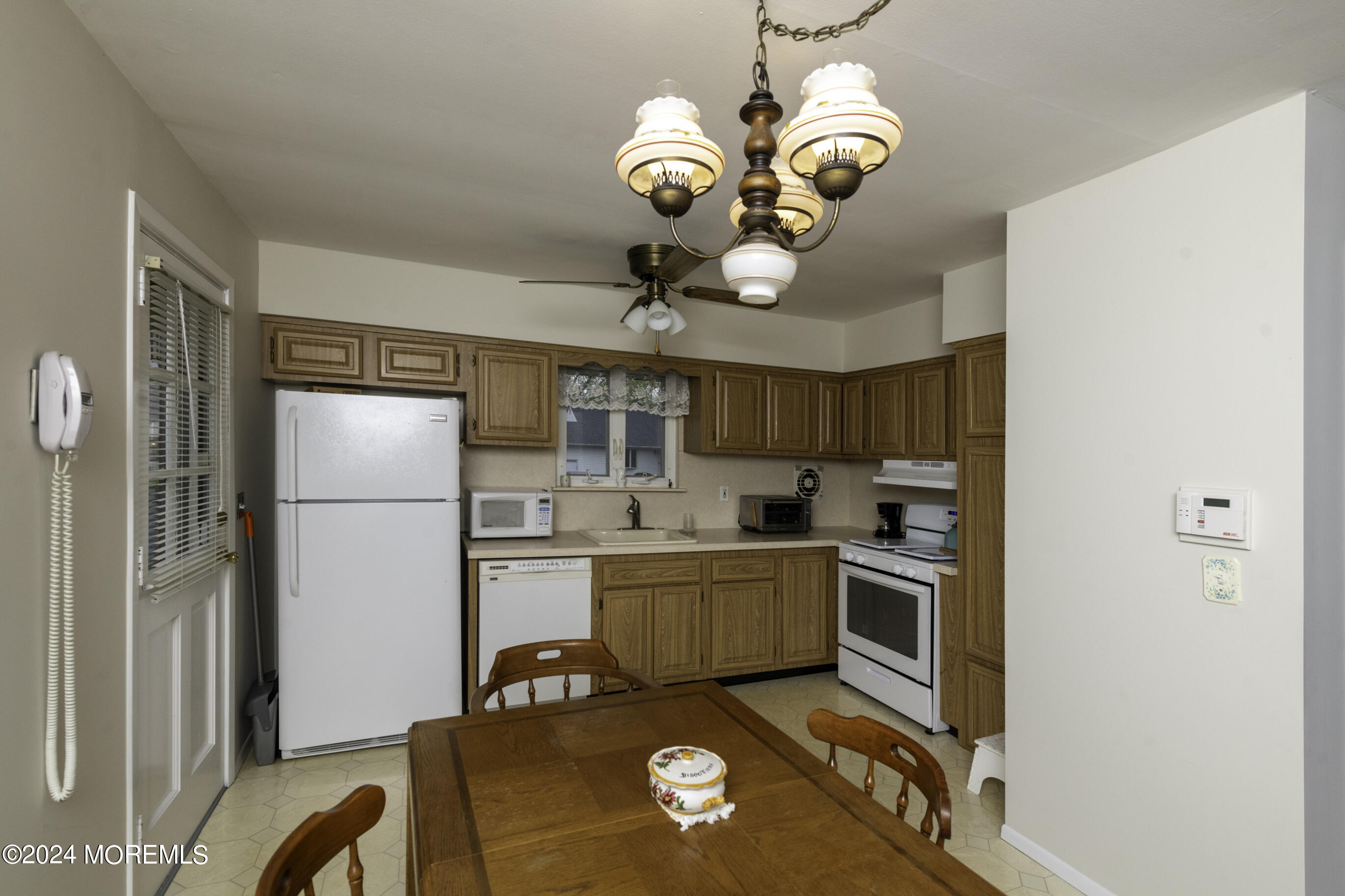 6 Mayfair Road Holmdel, NJ 07733 - Photo 7 of 18 6 Mayfair-17