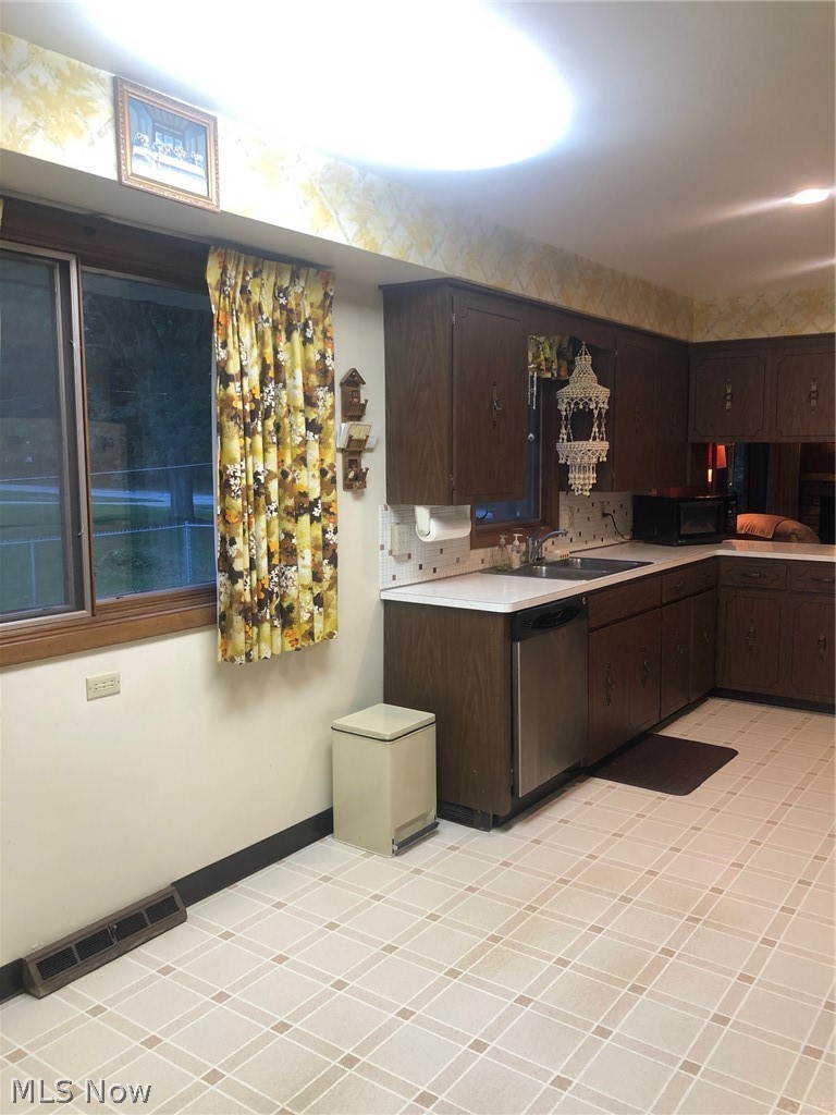 4391 Harris Road Broadview Heights, OH 44147 - Photo 10 of 34 Large Eat-In area of Kitchen.