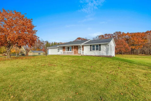 $334,900 | 230 South County Line Road, De Pere, WI 54115