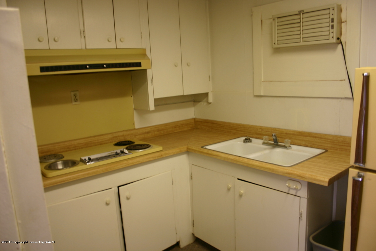 4805 Bowie Street Amarillo, TX 79110 - Photo 17 of 22 Studio Kitchen