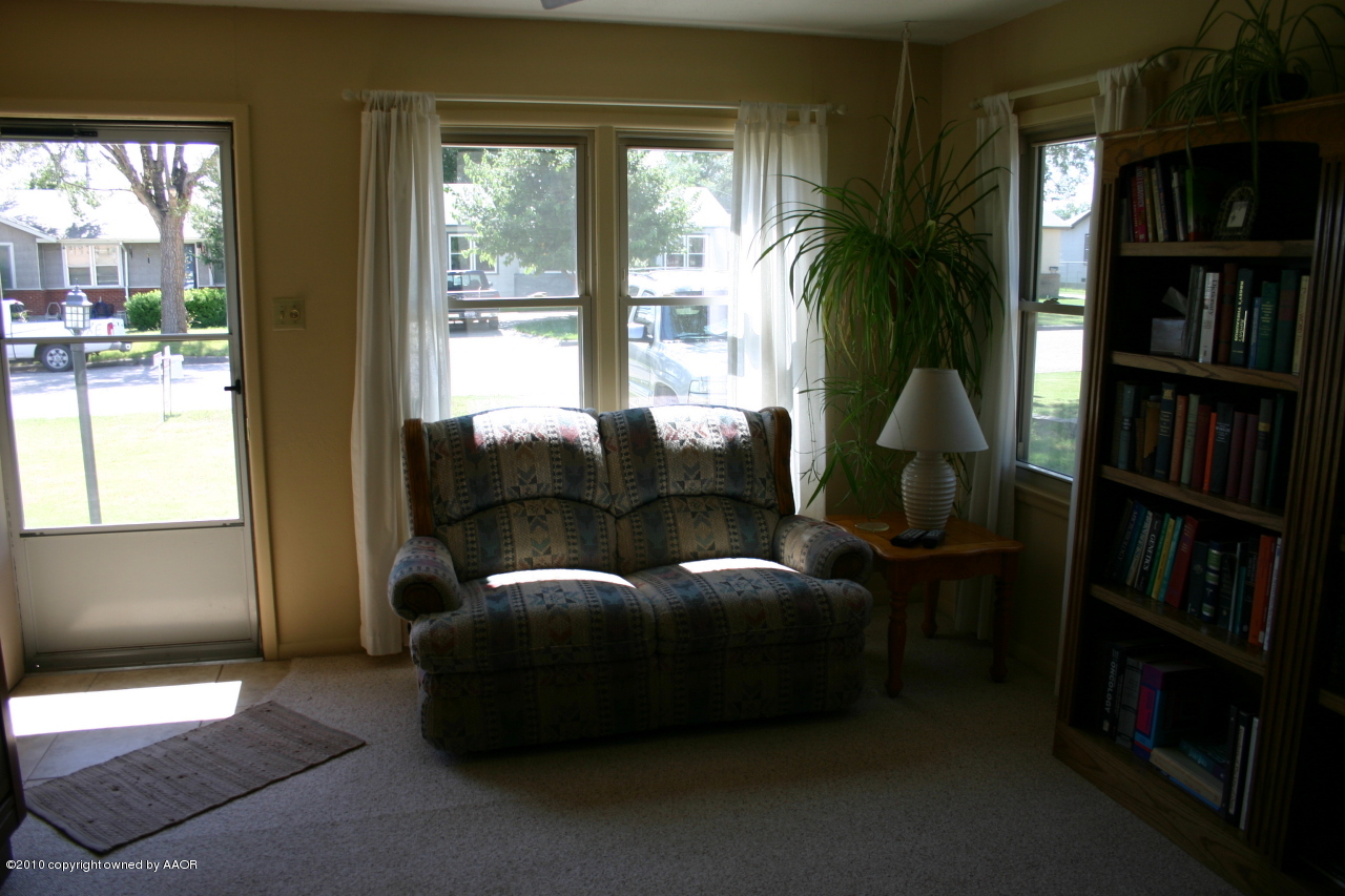 4805 Bowie Street Amarillo, TX 79110 - Photo 3 of 22 Living Room V2