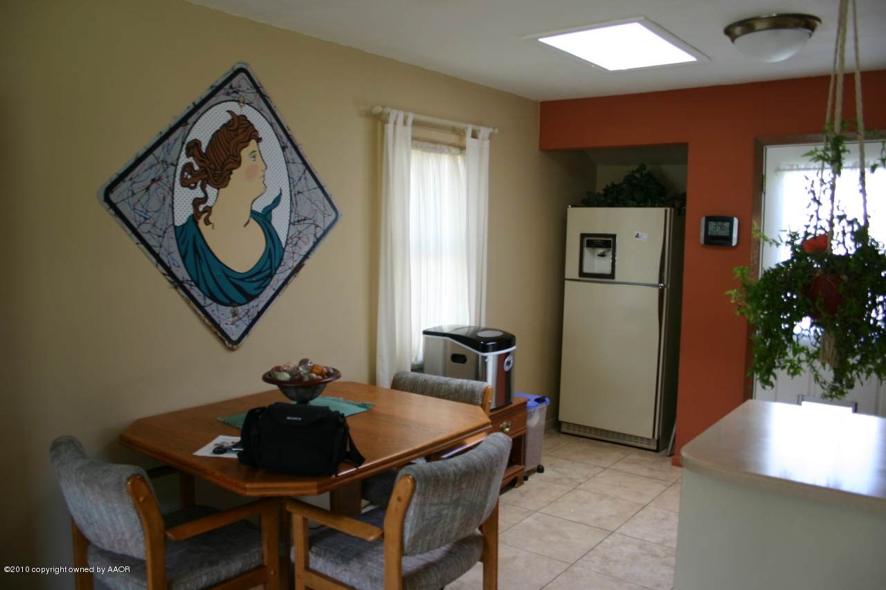 4805 Bowie Street Amarillo, TX 79110 - Photo 4 of 22 Living into Kitchen