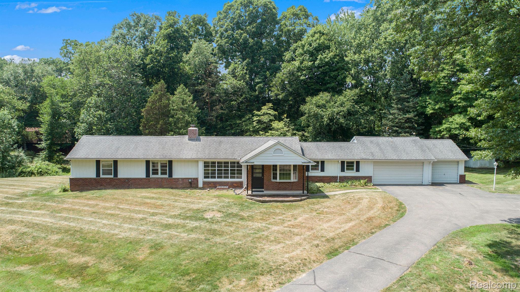 1324 Avon Circle West Rochester, MI 48309 - Photo 1 of 36 Gallery Image 1