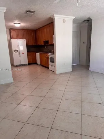$2,000 | 2530 Northeast 182nd Street, Unit 2530, North Miami Beach, FL 33160