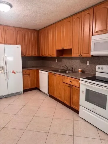 $2,000 | 2530 Northeast 182nd Street, Unit 2530, North Miami Beach, FL 33160