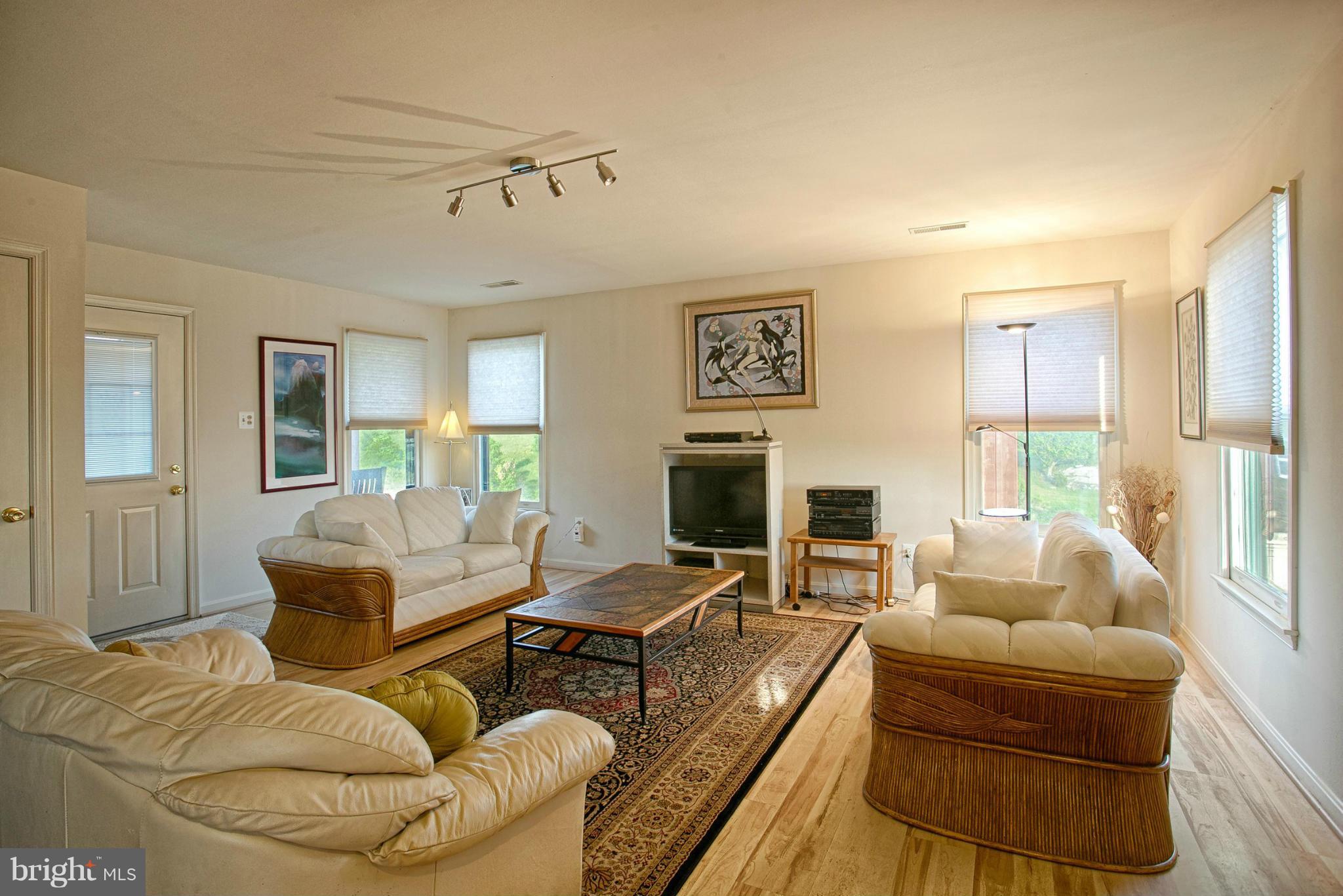 10306 Ada Road Marshall, VA 20115 - Photo 26 of 30 Two-level Farm Office/Guest House