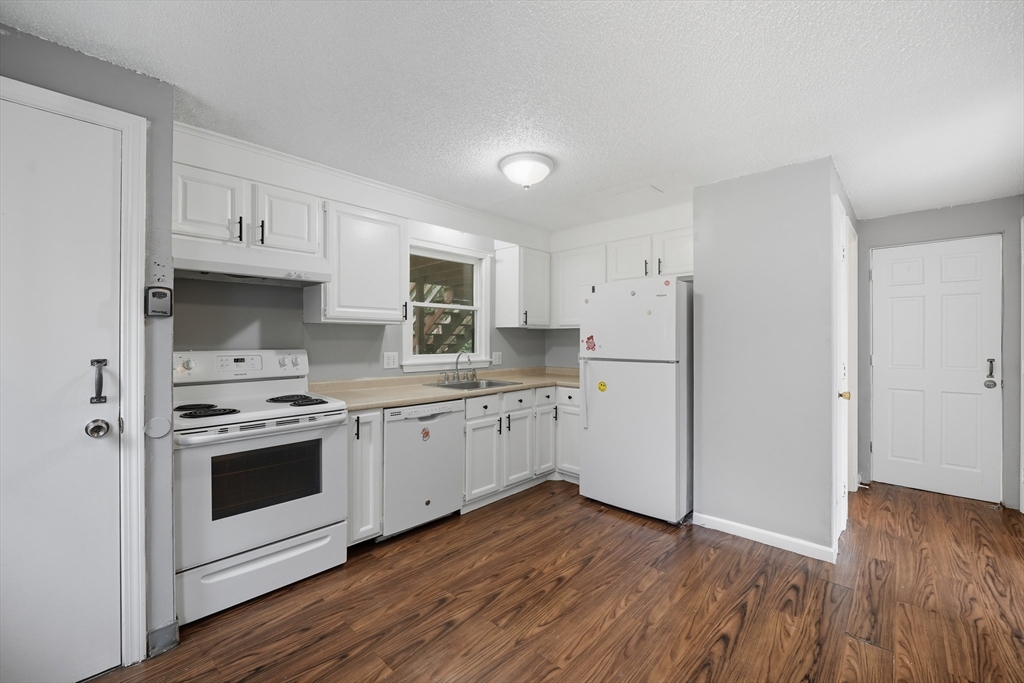 27-29 Allison Lane Springfield, MA 01129 - Photo 4 of 38