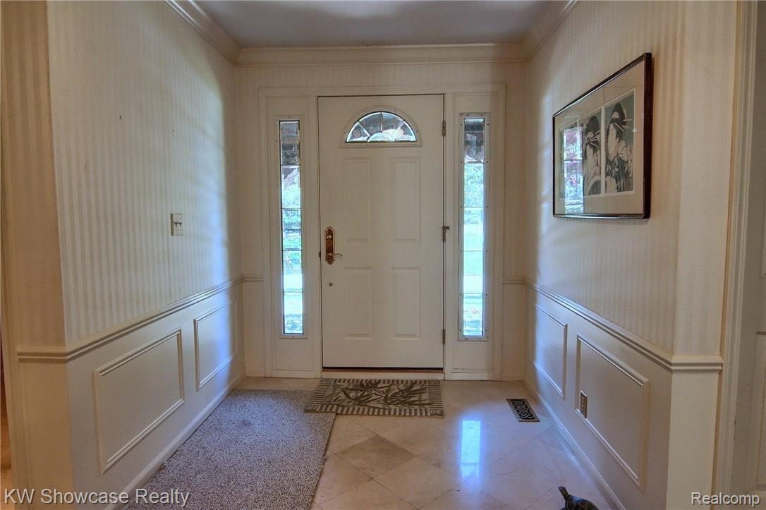 4123 Stoneleigh Road Bloomfield Hills, MI 48302 - Photo 3 of 36 Foyer.jpg
