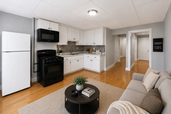 $2,800 | 203 London Street, Unit 1, Boston, MA 02128