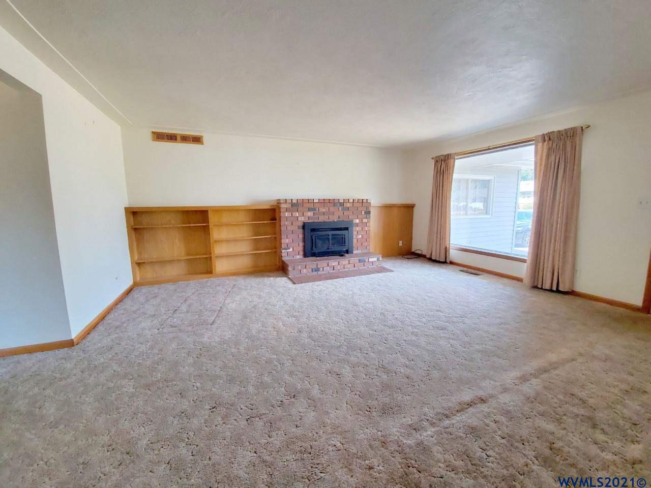 4726 Dakota Road Southeast Salem, OR 97302 - Photo 5 of 30 Gallery Image 5