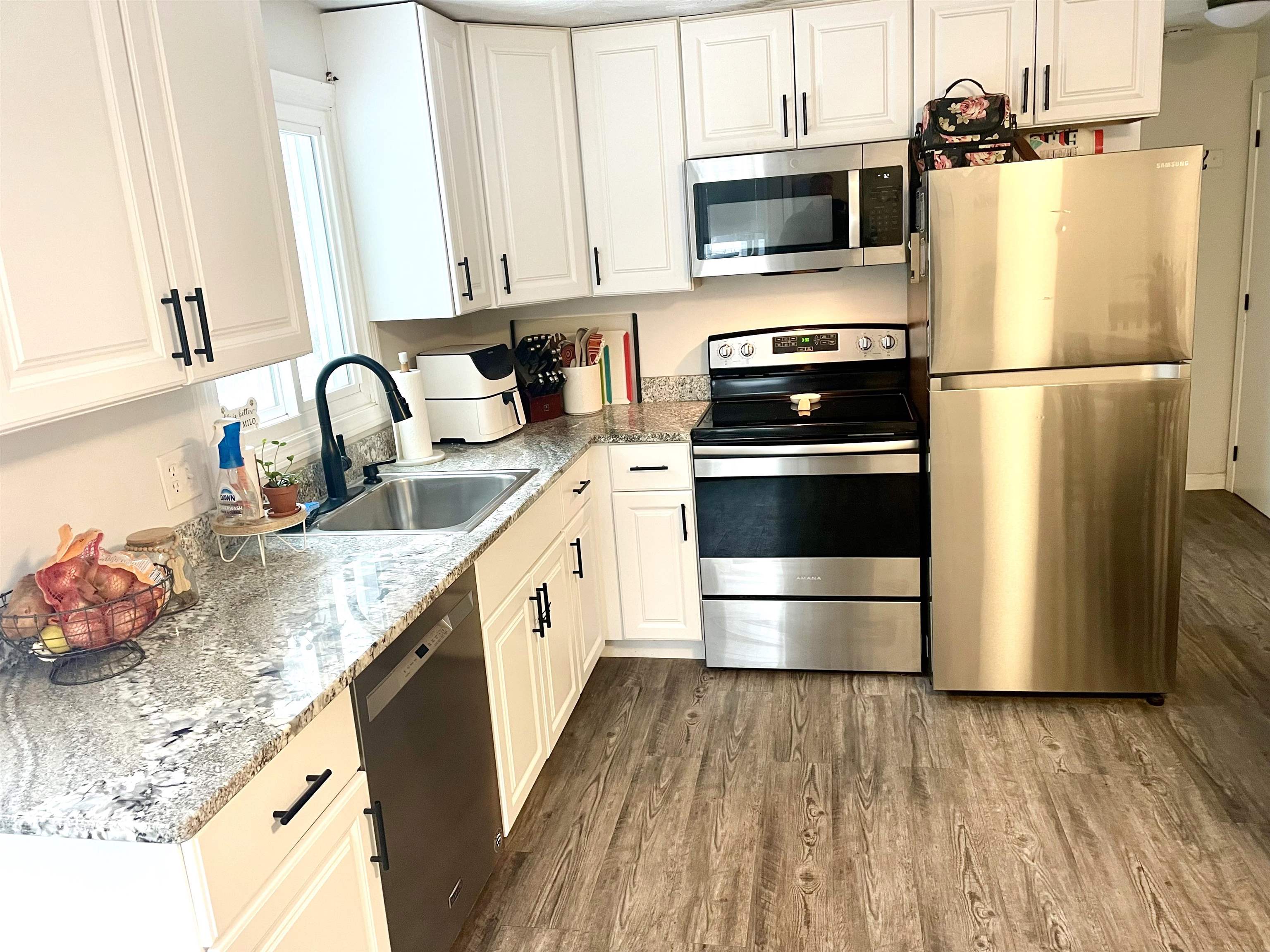 79 Rockingham Road Derry, NH 03038 - Photo 2 of 40