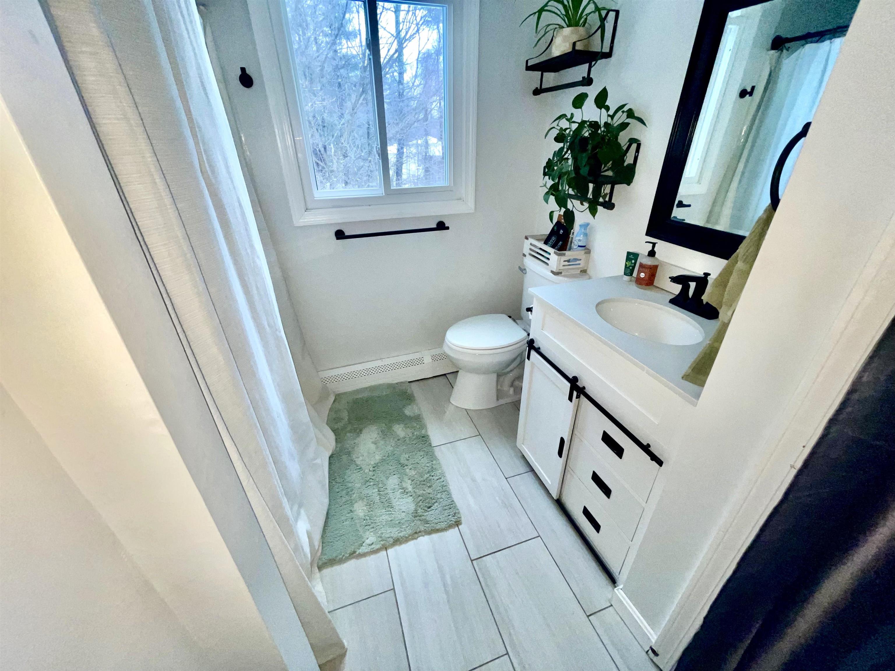 79 Rockingham Road Derry, NH 03038 - Photo 7 of 40