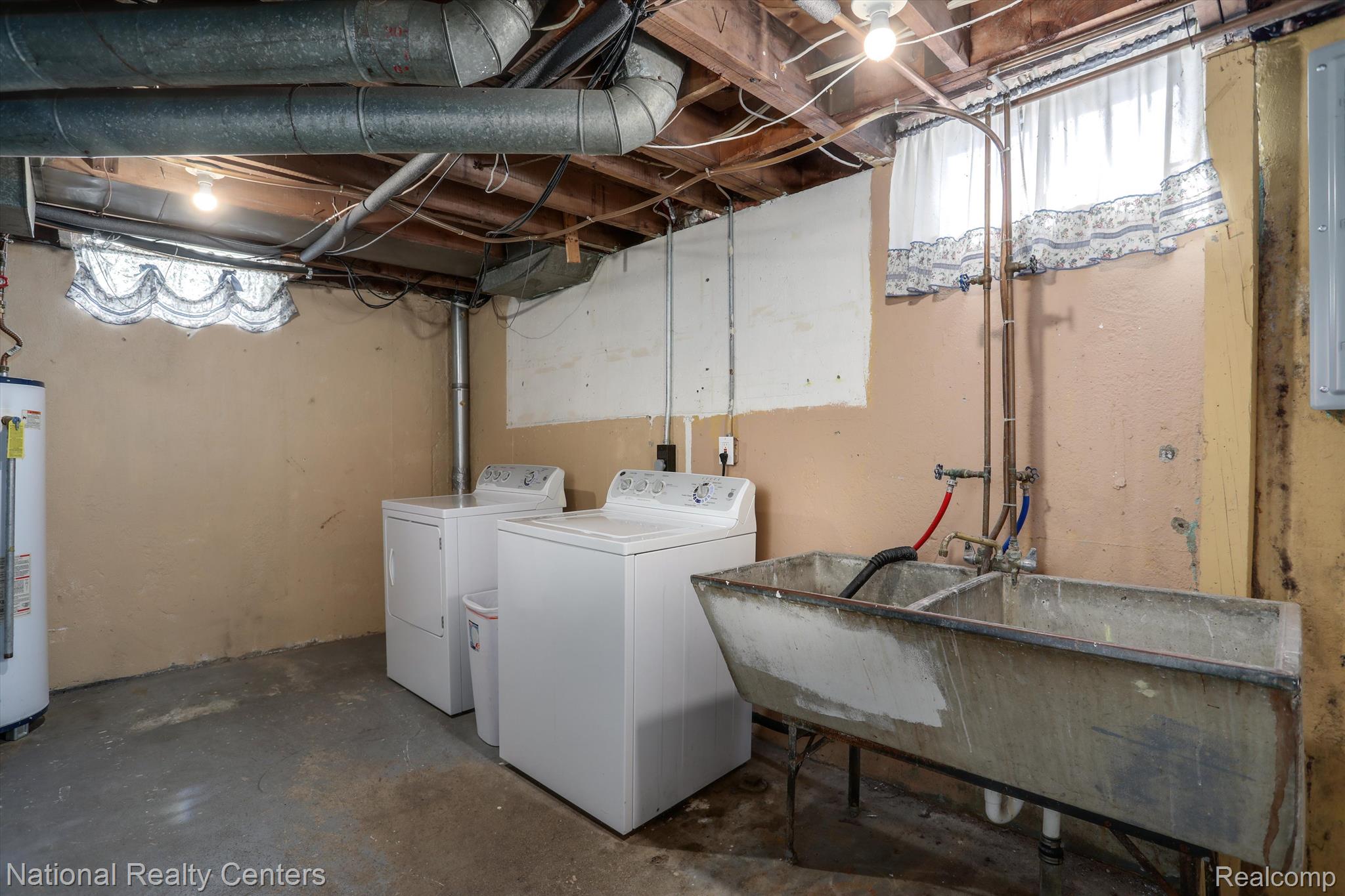 6037 Inkster Road Garden City, MI 48135 - Photo 20 of 26 Laundy area