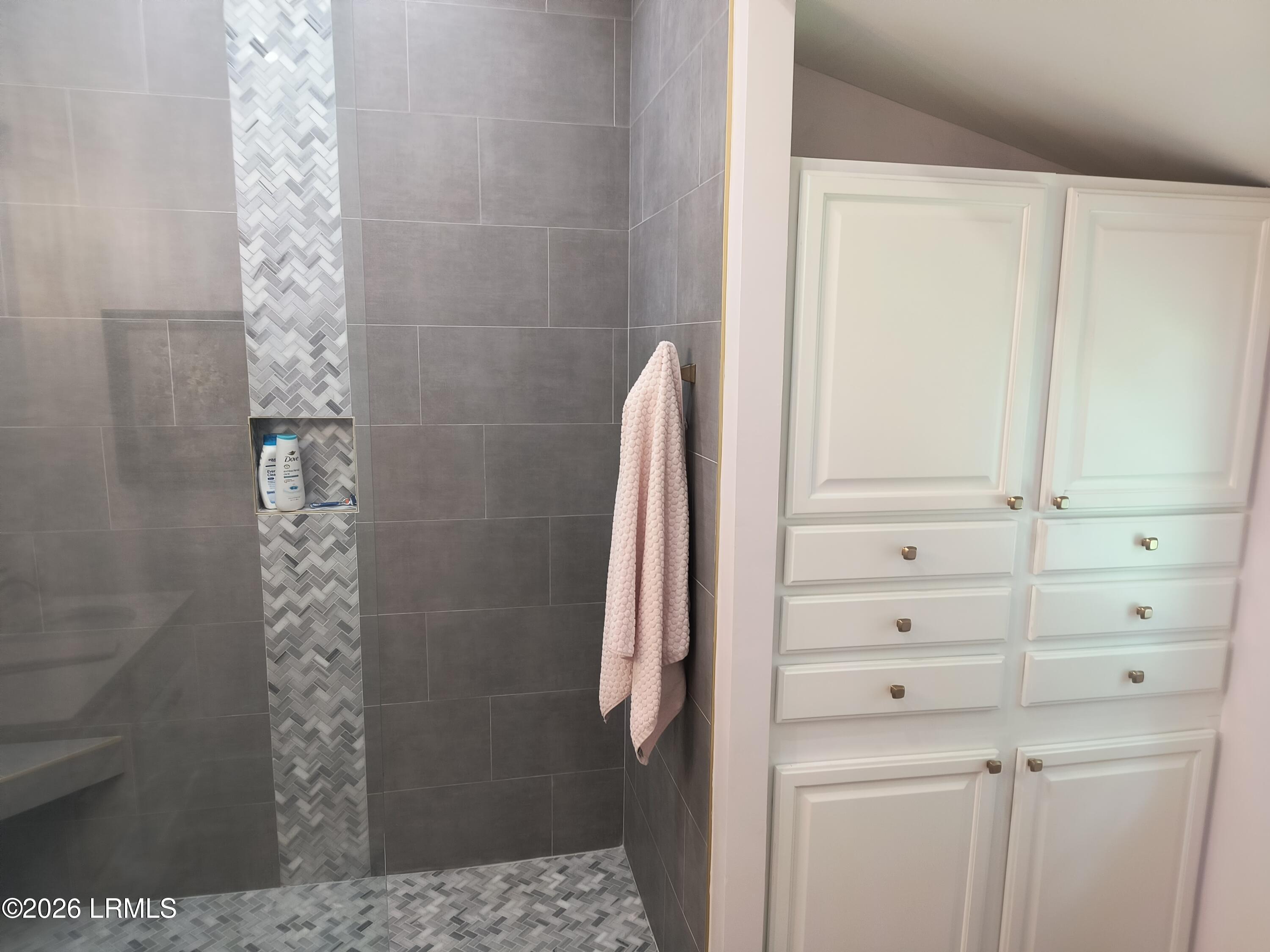 1111 Washington Street Beaufort, SC 29902 - Photo 27 of 31 Owners Bath w/Step in shower