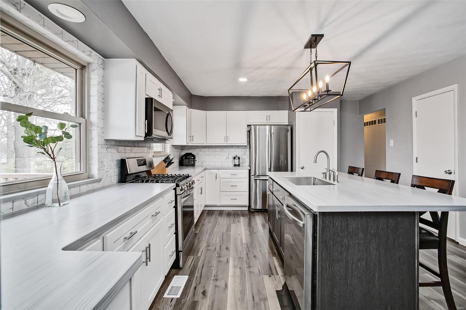 661 Lind Road St. Louis, MO 63125 - Photo 7 of 32