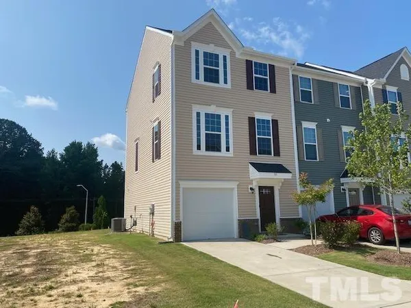$1,975 | 511 Autumn Cure Court, Fuquay-Varina, NC 27526