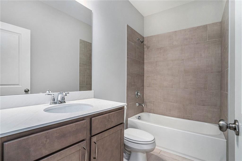 1341 Parc Bench Road Atlanta, GA 30316 - Photo 21 of 28 a bathroom with a sink toilet and bathtub
