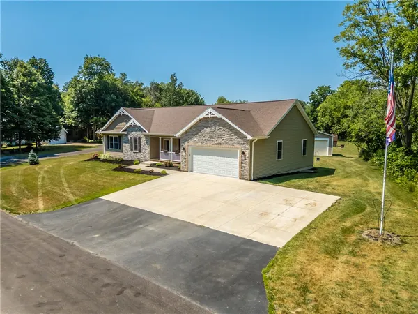 $449,900 | 8437 Roosevelt Drive, Royalton, NY 14067