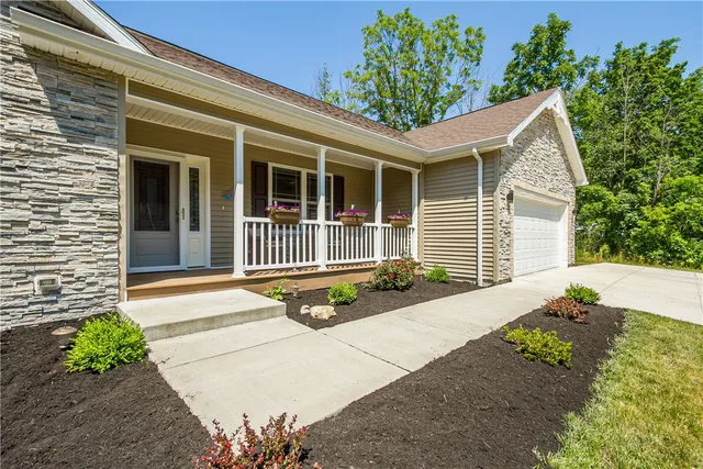 $449,900 | 8437 Roosevelt Drive, Royalton, NY 14067