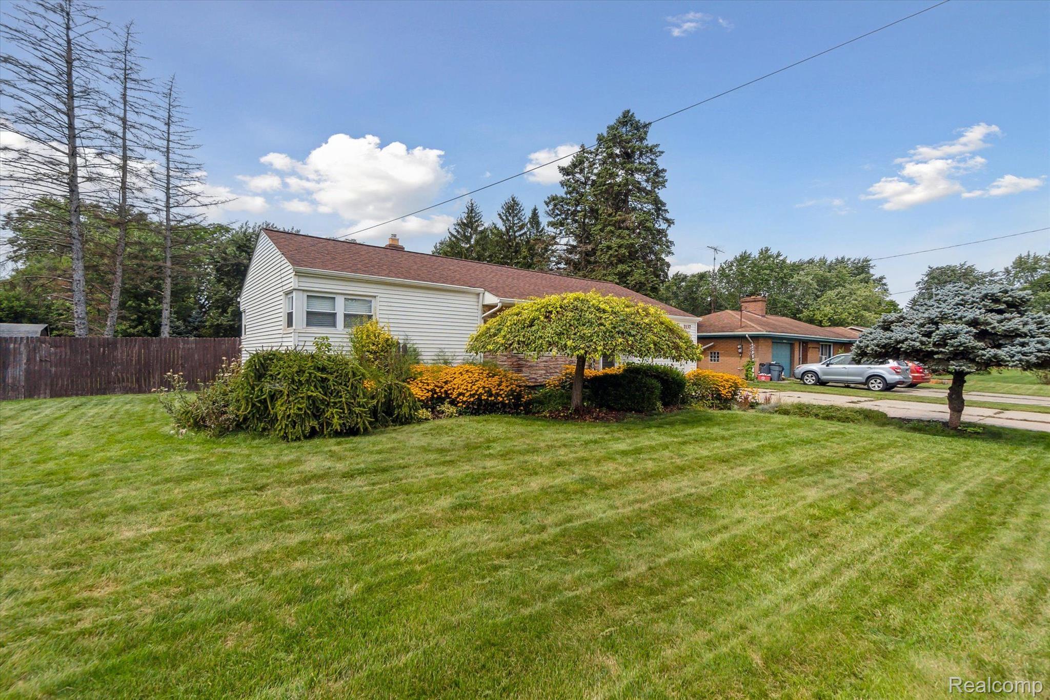 2137 Covert Road Burton, MI 48509 - Photo 3 of 25 Gallery Image 3