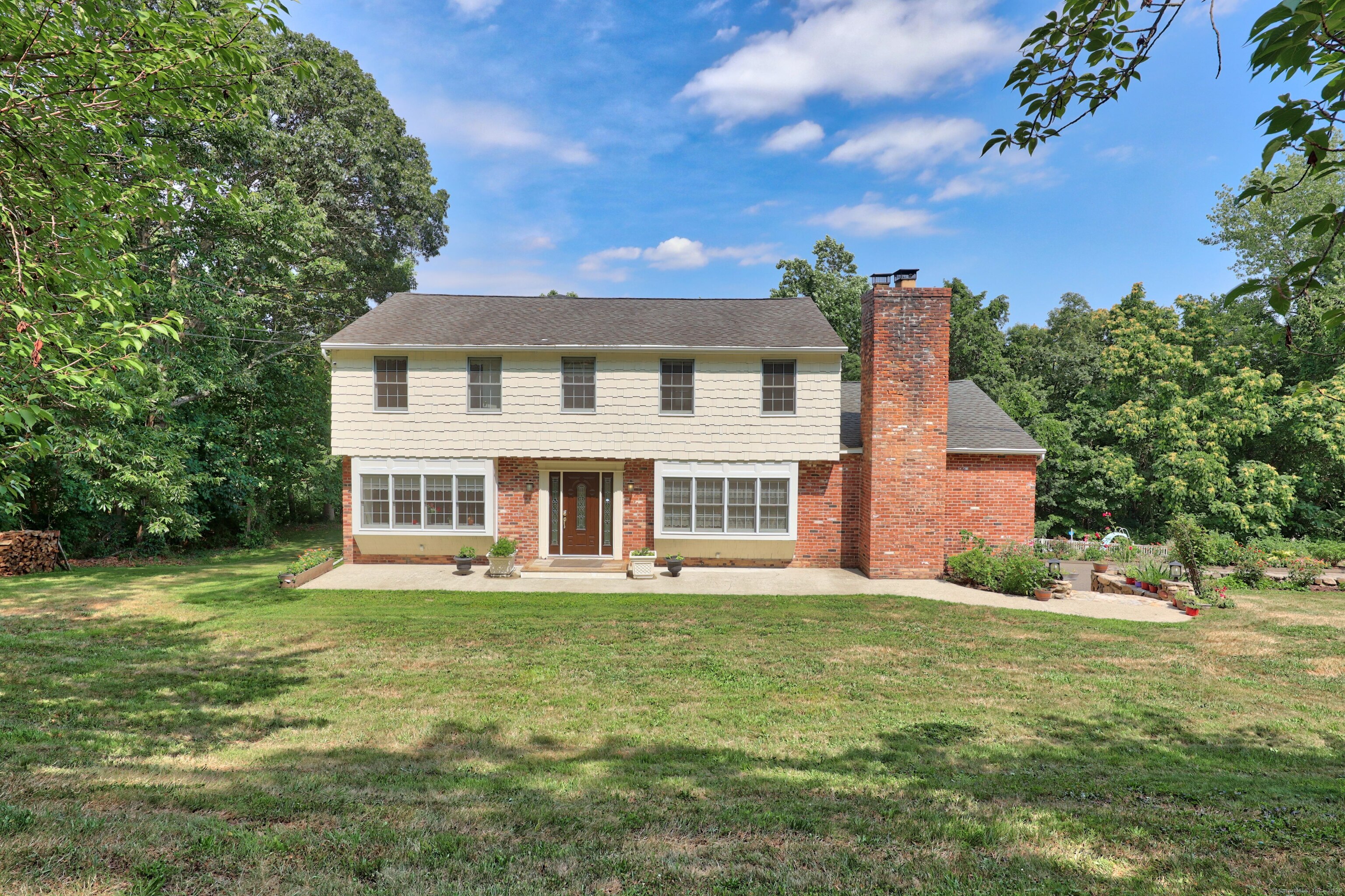 11 Ariel Road Woodbridge, CT 06525 - Photo 2 of 33