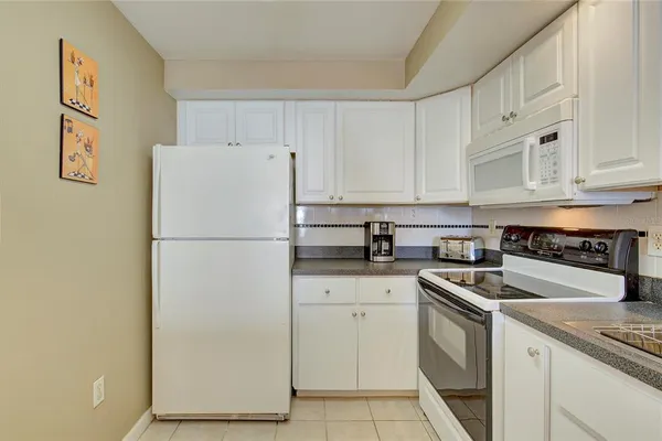 $3,750 | 1380 Gulf Boulevard, Unit 206, Clearwater, FL 33767