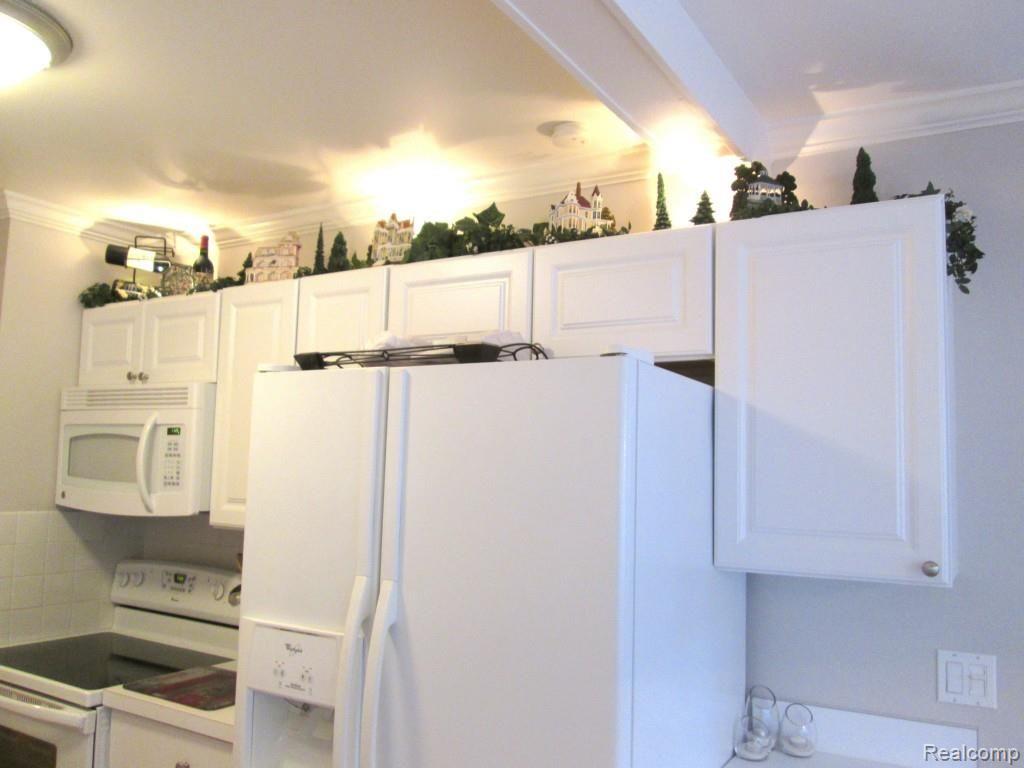 31196 Country Way, Unit 26 Farmington, MI 48331 - Photo 12 of 26 NEW APPLIANCES AND GREAT LIGHTING