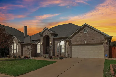 a view of a house with backyard