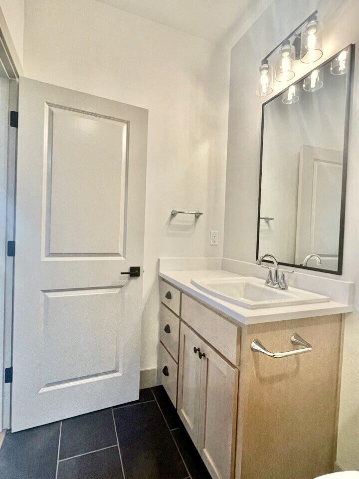 371 Randy Street Ashland, OR 97520 - Photo 26 of 35 Guest Bathroom