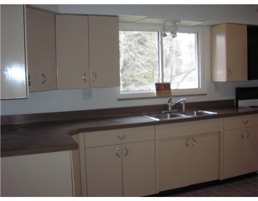 252 Ewings Mill Road Coraopolis, PA 15108 - Photo 2 of 10 Kitchen.
