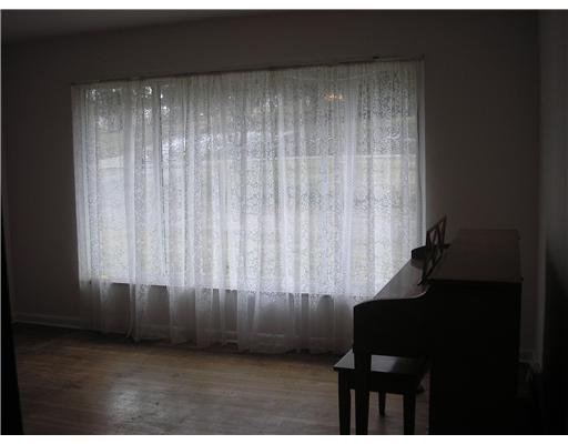 252 Ewings Mill Road Coraopolis, PA 15108 - Photo 5 of 10 Living Room.