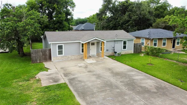 $170,000 | 514 Mc Kee Street, Clute, TX 77531