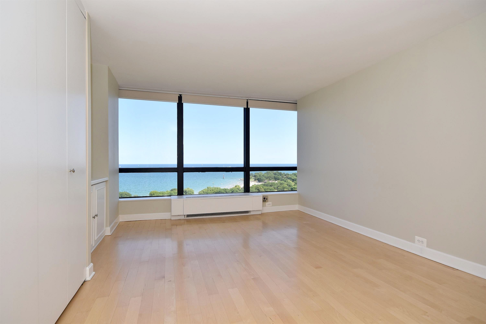 5415 North Sheridan Road, Unit 1806 Chicago, IL 60640 - Photo 16 of 38 a view of an empty room with a window