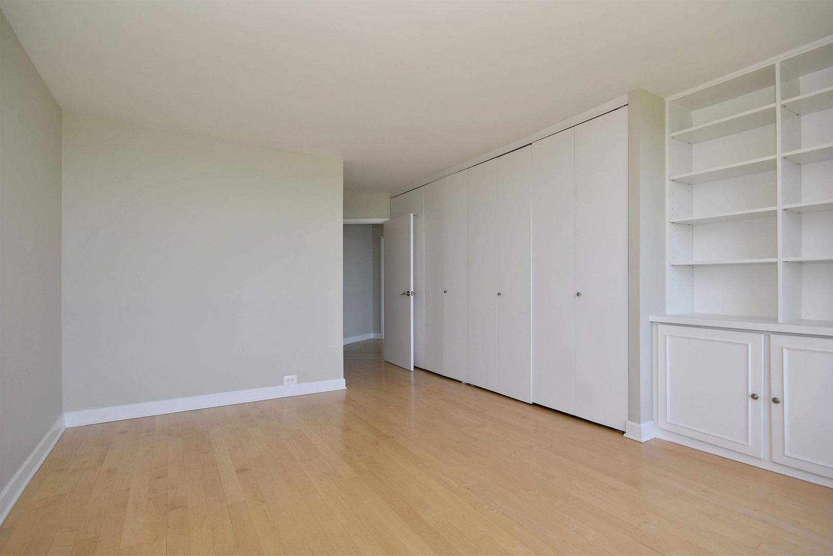 5415 North Sheridan Road, Unit 1806 Chicago, IL 60640 - Photo 18 of 38 a view of an empty room