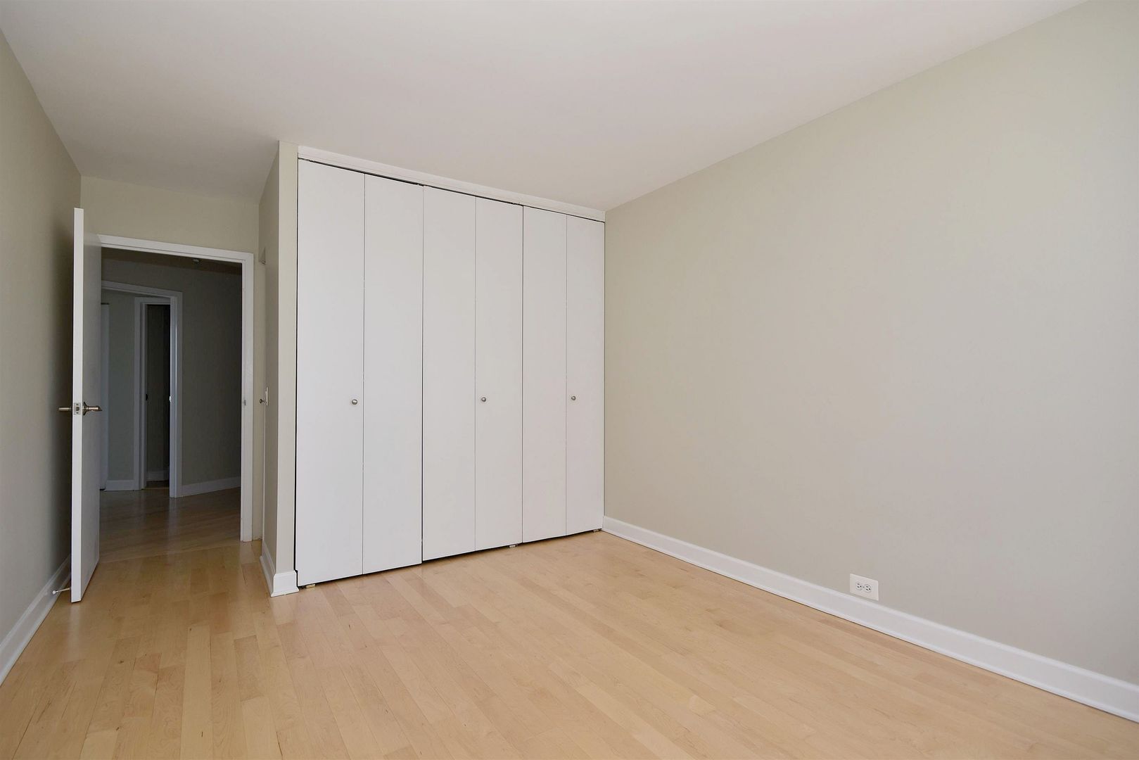 5415 North Sheridan Road, Unit 1806 Chicago, IL 60640 - Photo 23 of 38 a view of an empty room