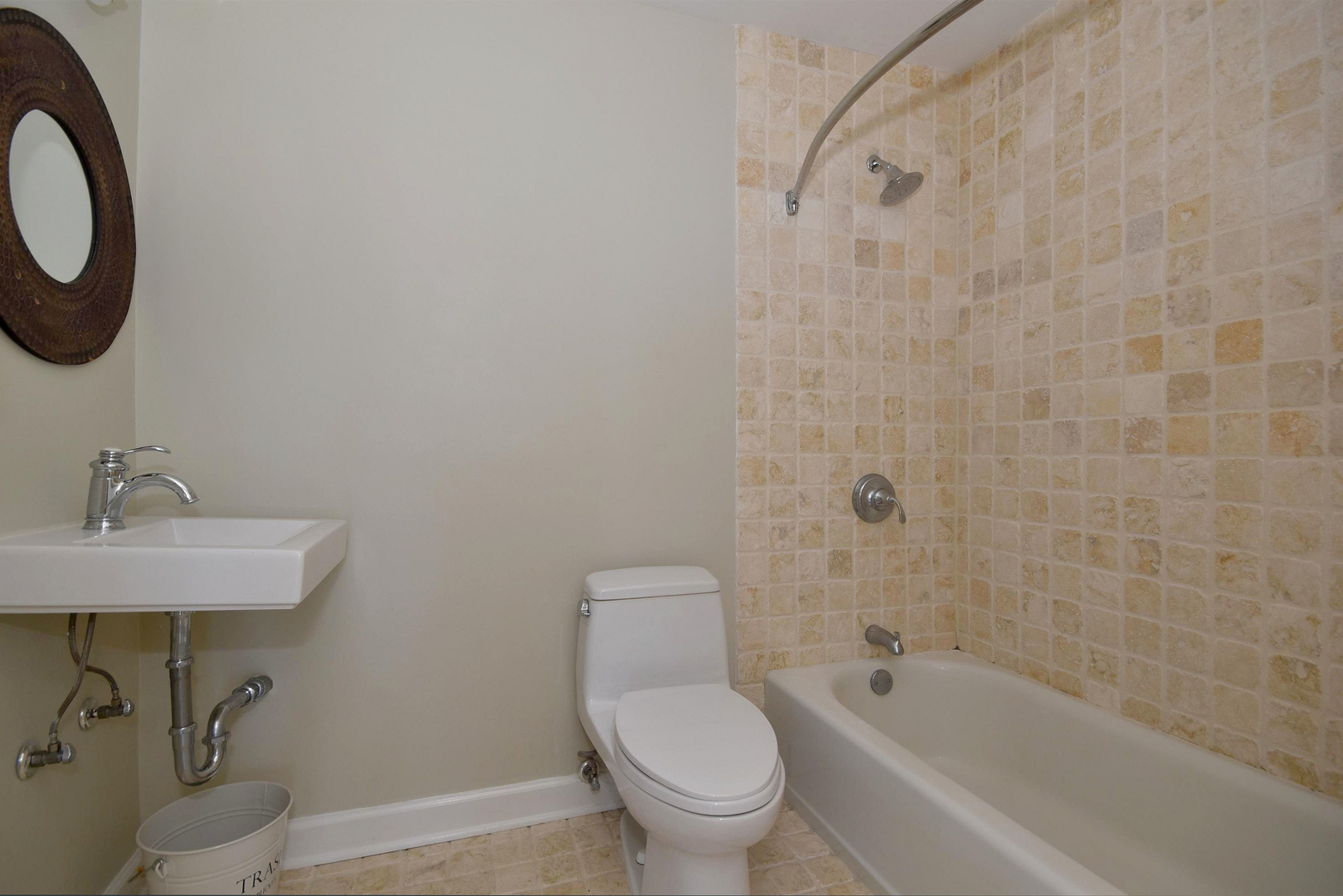 5415 North Sheridan Road, Unit 1806 Chicago, IL 60640 - Photo 24 of 38 a bathroom with a sink a toilet and a bathtub