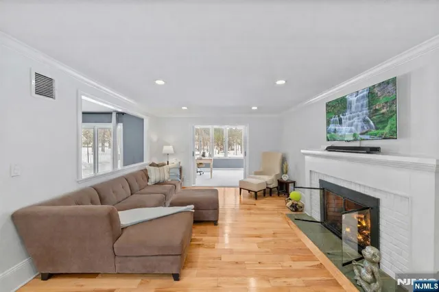 $899,000 | 2 Overbrook Place, Hillsdale, NJ 07642