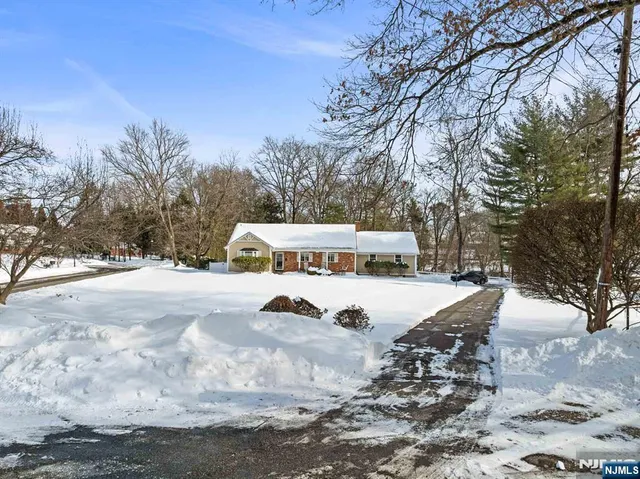 $899,000 | 2 Overbrook Place, Hillsdale, NJ 07642