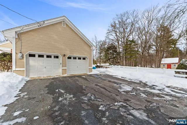 $899,000 | 2 Overbrook Place, Hillsdale, NJ 07642