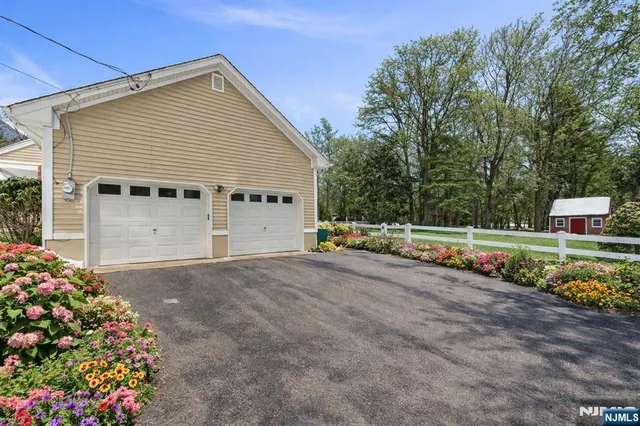 $899,000 | 2 Overbrook Place, Hillsdale, NJ 07642