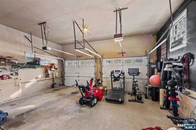 $899,000 | 2 Overbrook Place, Hillsdale, NJ 07642