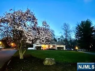 $899,000 | 2 Overbrook Place, Hillsdale, NJ 07642