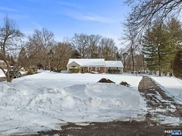 $899,000 | 2 Overbrook Place, Hillsdale, NJ 07642