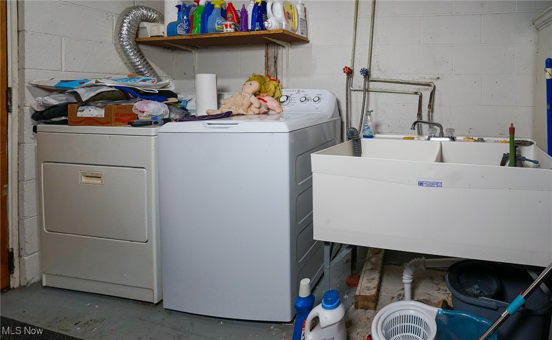 2375 Burnham Road Akron, OH 44333 - Photo 33 of 39 Laundry area
