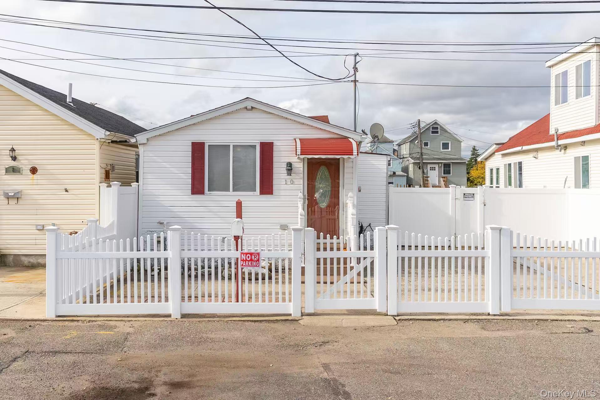 View of front of home featuring a gate and a fenced front yard