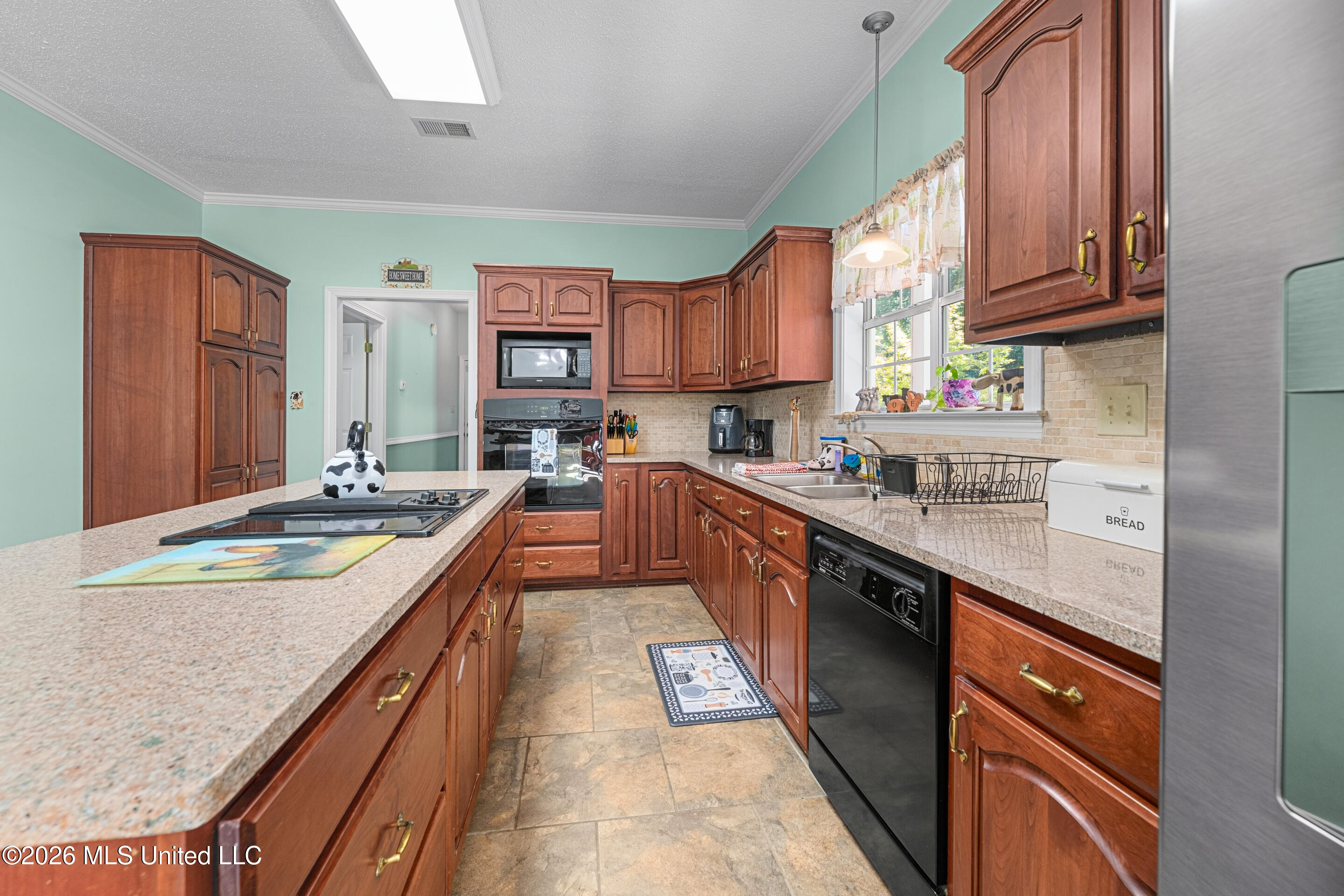 127 West Sweetwater Road Byhalia, MS 38611 - Photo 16 of 25 Ton of Cabinets