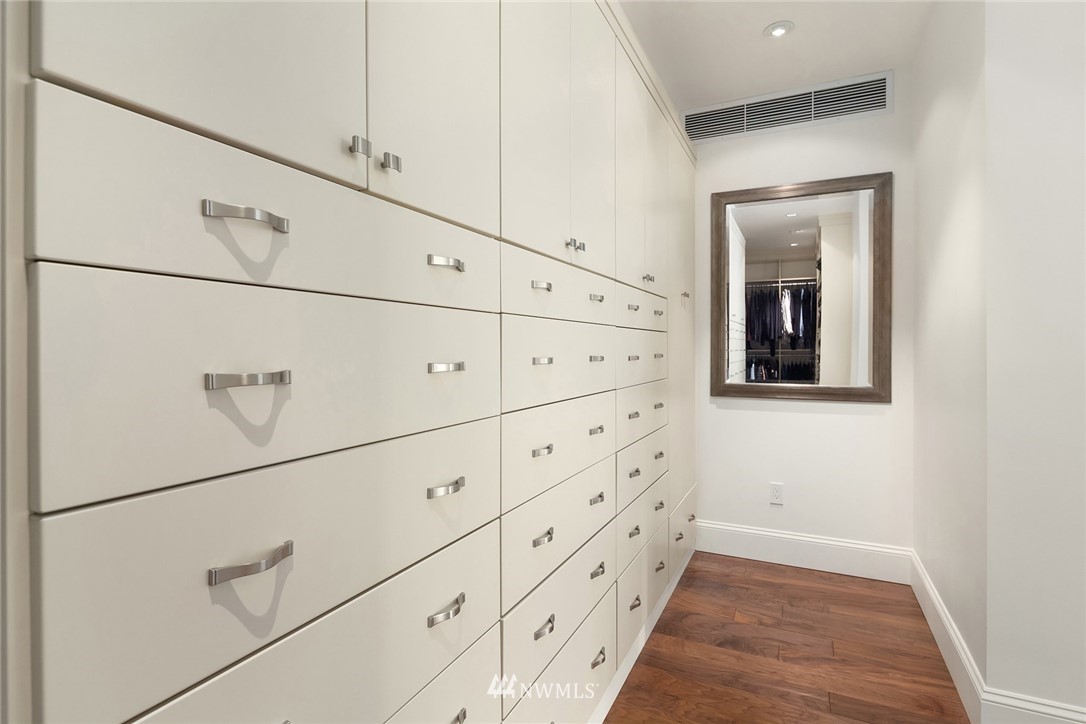 10700 Northeast 4th Street, Unit 4202 Bellevue, WA 98004 - Photo 31 of 40 a view of hallway with window